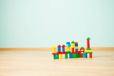 Oyuncak bloklarını yapılan çeşitli binaların görünümü Kapat