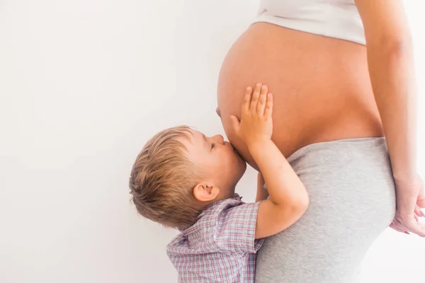 Bekantskap med framtida bror inuti magen — Stockfoto