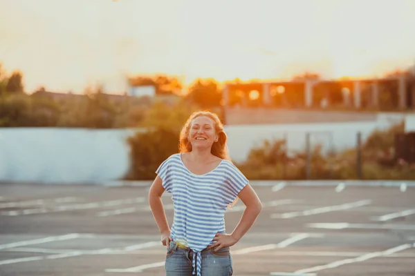 Donna rilassante in piedi sul parcheggio gratuito — Foto Stock