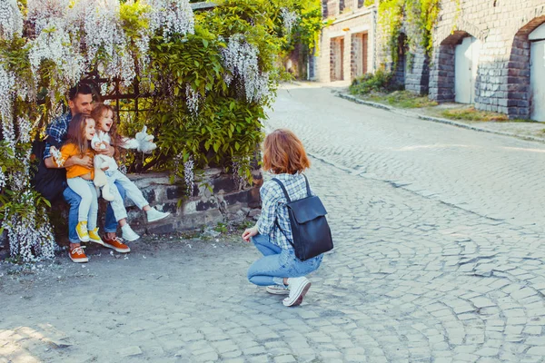 子供たちの古い舗装道路に美しい家族 — ストック写真