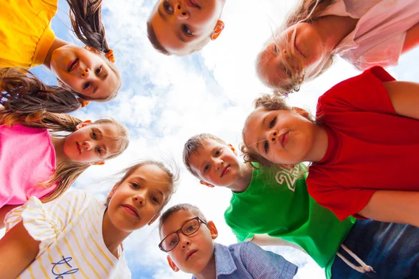 Kinder schauen in die Kamera, die im Kreis steht — Stockfoto