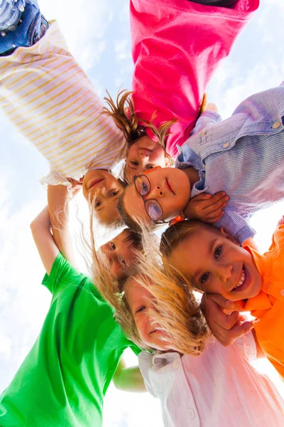 Nahaufnahme von Kindern, die in die Kamera schauen — Stockfoto