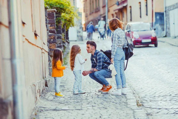 Familie reizen op de straat van de oude stad — Stockfoto