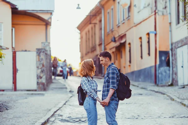 Portrét mladé stylové páru při pohledu na sebe — Stock fotografie