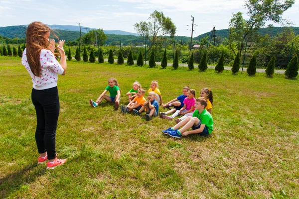 Niños jugando charadas al aire libre en el campamento de verano — Foto de Stock