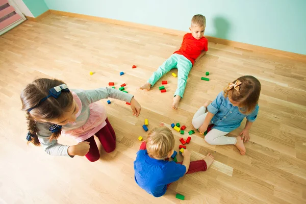 Vier kinderen besteden hun vrijetijd thuis — Stockfoto