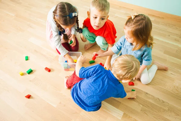 Дети, убирающие беспорядок в детской комнате — стоковое фото