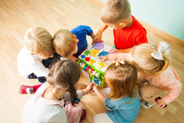 Zes kinderen spelen met nieuwe ongewone speeltje — Stockfoto