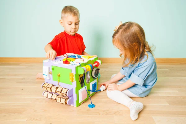 Zwei Kinder spielen mit Sortierer auf beschäftigtem Würfel — Stockfoto