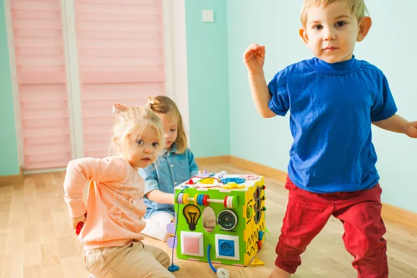 Retrato de niño y dos niñas jugando juntos — Foto de Stock