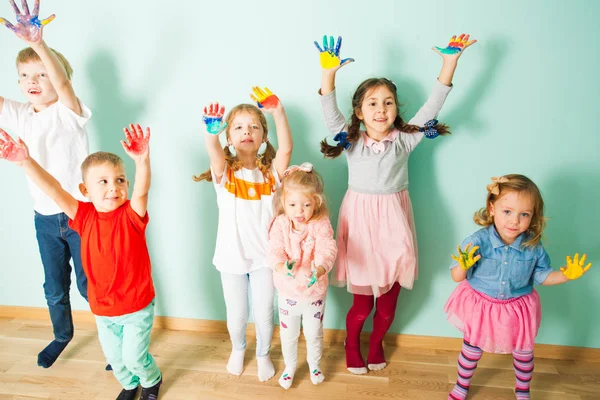 塗装の手のひらでかわいい子供たちのグループ — ストック写真