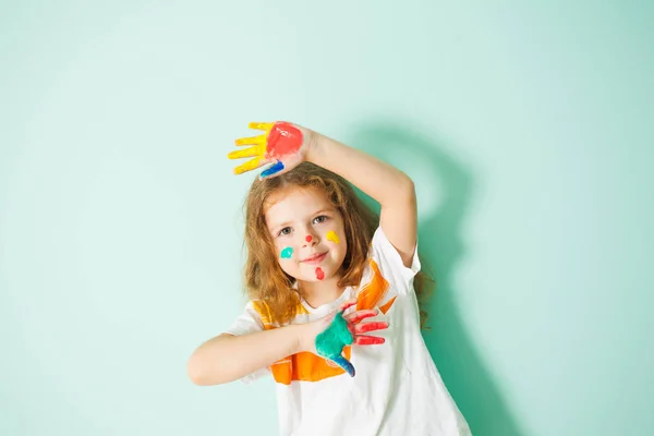 Чарівна дівчина з барвистими крапками на її обличчі — стокове фото