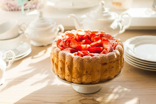 Charlotte fraise fraise fraiche française en gros plan sur la table — Photo