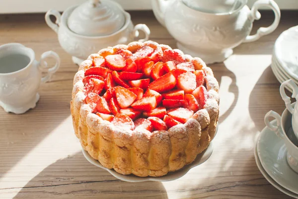 French Fresh Strawberry charlotte pastel dulce en la cocina — Foto de Stock