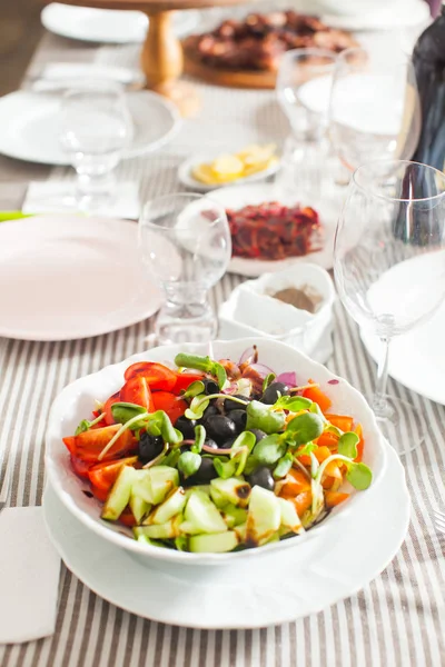 Sallad med färska grönsaker, oliver och pumpa groddar — Stockfoto