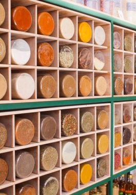 Kavanoz içinde baharatlar ile dolu hücreleri ile ahşap raf