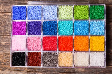 Plastik kutu top görünümünde çeşitli boncuklar