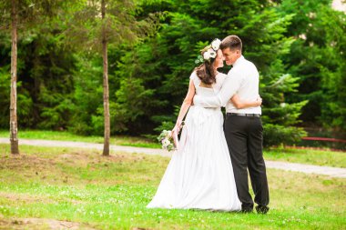 Gelin açık havada parkta evli