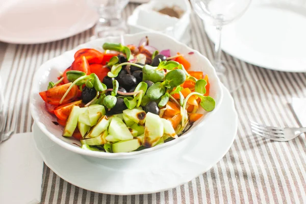 Salát s čerstvou zeleninou, olivami a dýňová klíčky — Stock fotografie