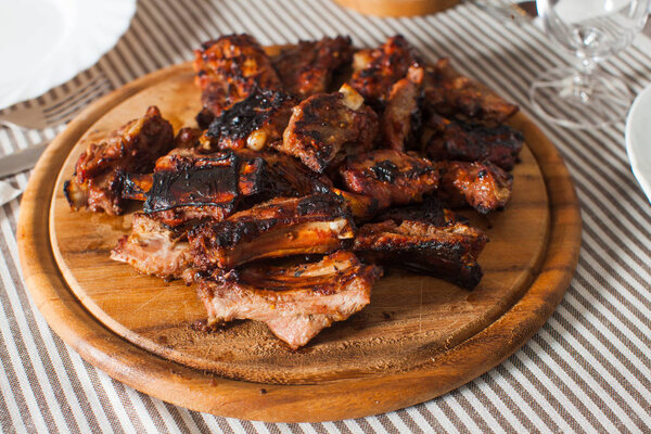 Жареные ребра, маринованные медом и горчицей
