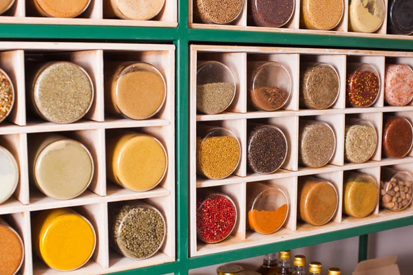 Cam kavanoz baharat ahşap stand ile topluluğu