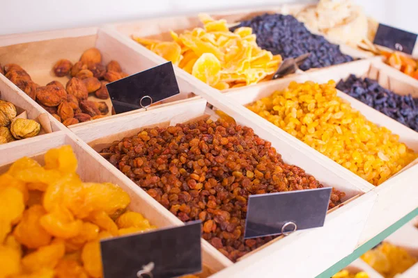 Mistura de frutas secas e passas na loja ecológica — Fotografia de Stock