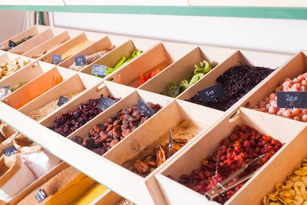Sortimento de frutas secas multicoloridas nas caixas — Fotografia de Stock