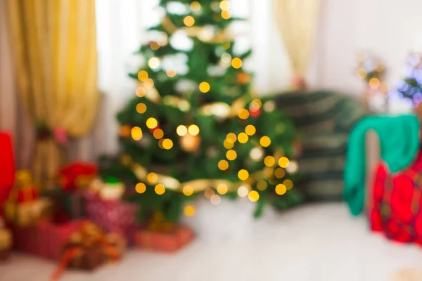 Borrosas luces desenfocadas fondo de la habitación decorada de Navidad —  Fotos de Stock