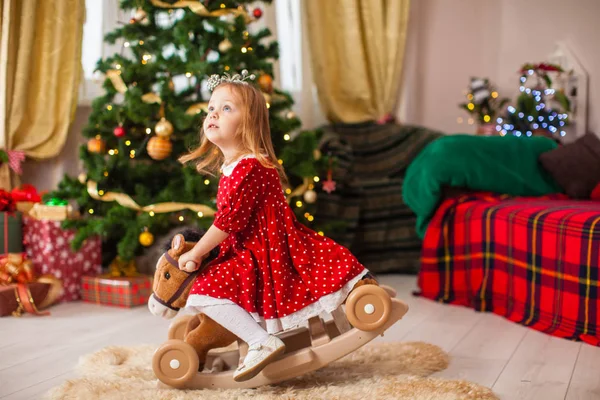 Liten flicka gungor på det gungande hors — Stockfoto