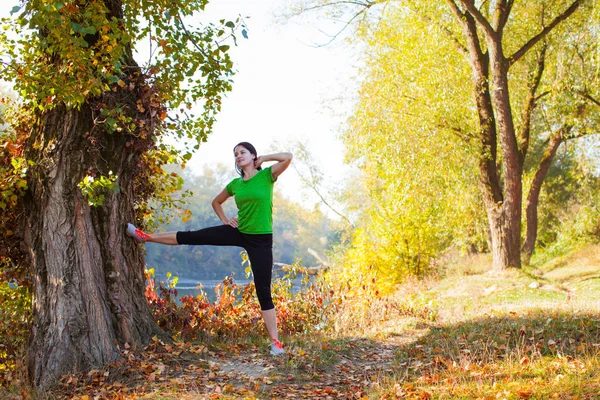 Entrenamiento de deportista saludable afuera temprano en la mañana — Foto de Stock