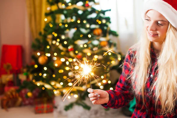 Mujer sostiene la luz de bengala, concepto de vacaciones —  Fotos de Stock