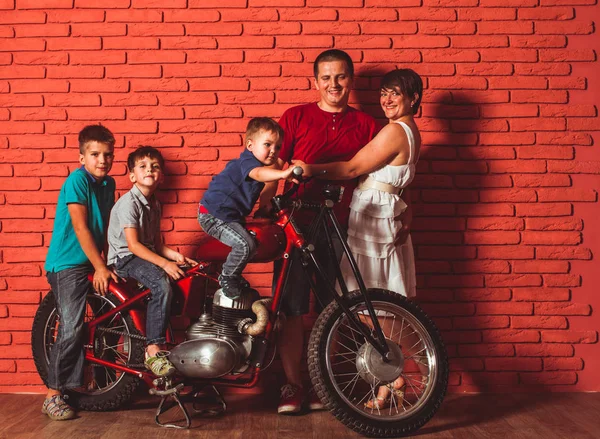 Il concetto di viaggio in famiglia su una moto — Foto Stock