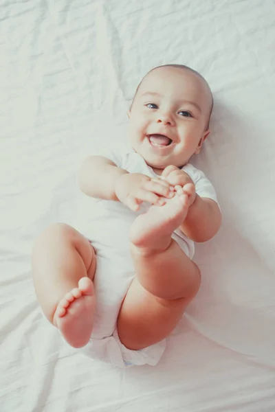 Portrait d'un bébé couché sur le lit — Photo