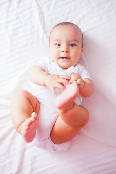 Retrato de un bebé acostado en la cama —  Fotos de Stock