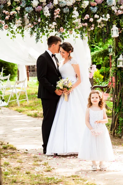 婚礼上的小女孩和新婚夫妇 — 图库照片