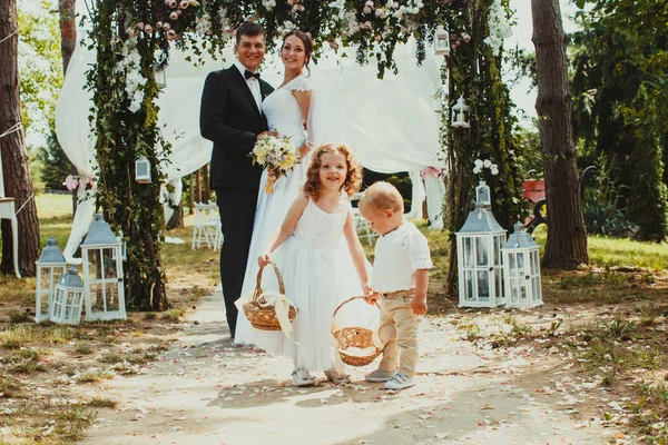 Noiva e noivo beijando na cerimônia de casamento — Fotografia de Stock