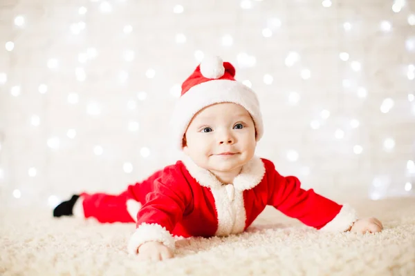 Küçük Noel baba bebek beyaz ufuk ışıkları üzerinde — Stok fotoğraf