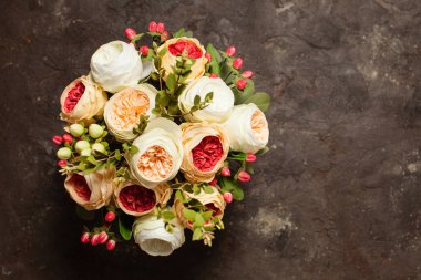 Düğün buketi üstten görünüm kahverengi taş zemin üzerine