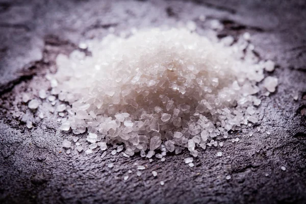 Sea salt heap som närbild på bordet — Stockfoto