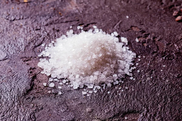 Sea salt heap som närbild på bordet — Stockfoto