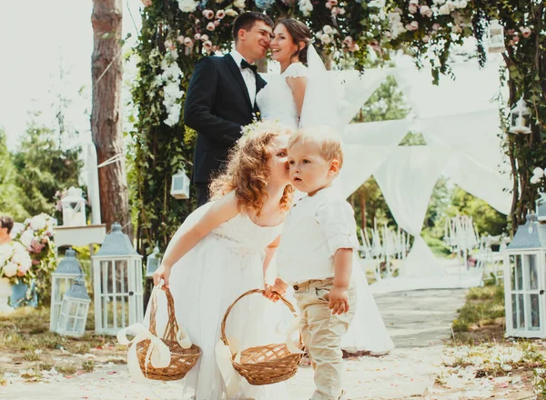 Noiva e noivo beijando no casamento — Fotografia de Stock