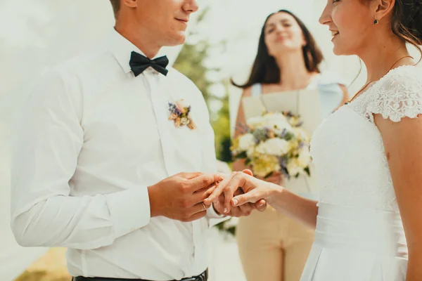 La ceremonia de la boda, cerrar las manos con anillos —  Fotos de Stock