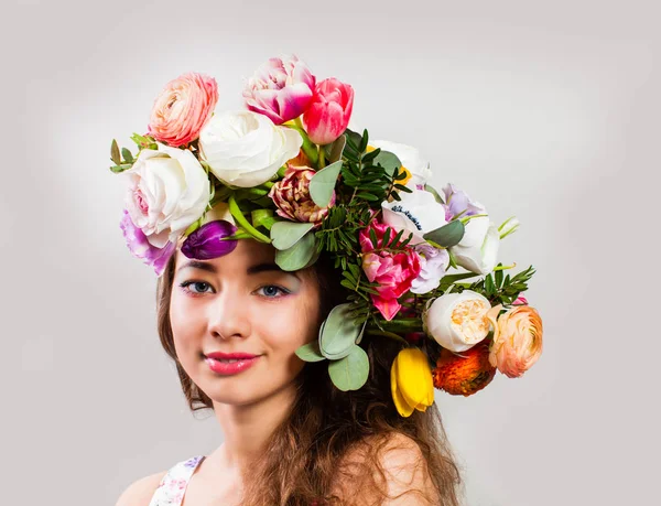 Schöne Dame mit blühenden Blumen auf dem Kopf — Stockfoto