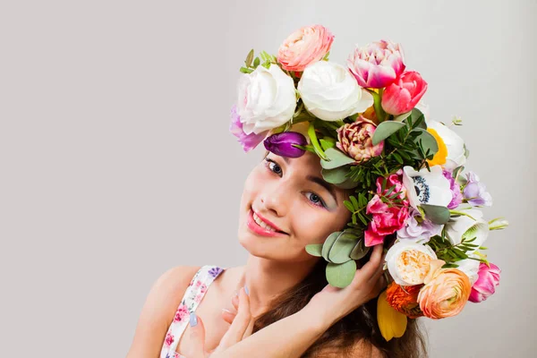 Beauté Été fille modèle avec couronne de fleurs colorées et maquillage de mode — Photo