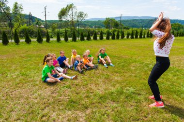 Dışarıda vakit ve sessiz sinema oynamaya çocukların arkadan görünüm