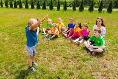 Tatlı çocuk çocuklar grup önünde duran