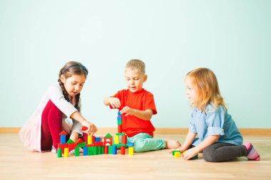 Genç çocuklar kuleleri tahta bloklarla inşa