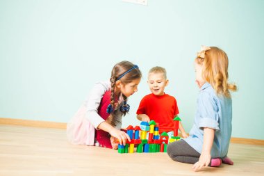 Çocuk kreşe oyun. Ahşap küpleri kuleden bina üç okul öncesi
