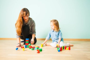 Onun öğrenci ile iletişim bir katta oturan genç öğretmen