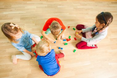 Ahşap tuğla bina anaokulu çocukları